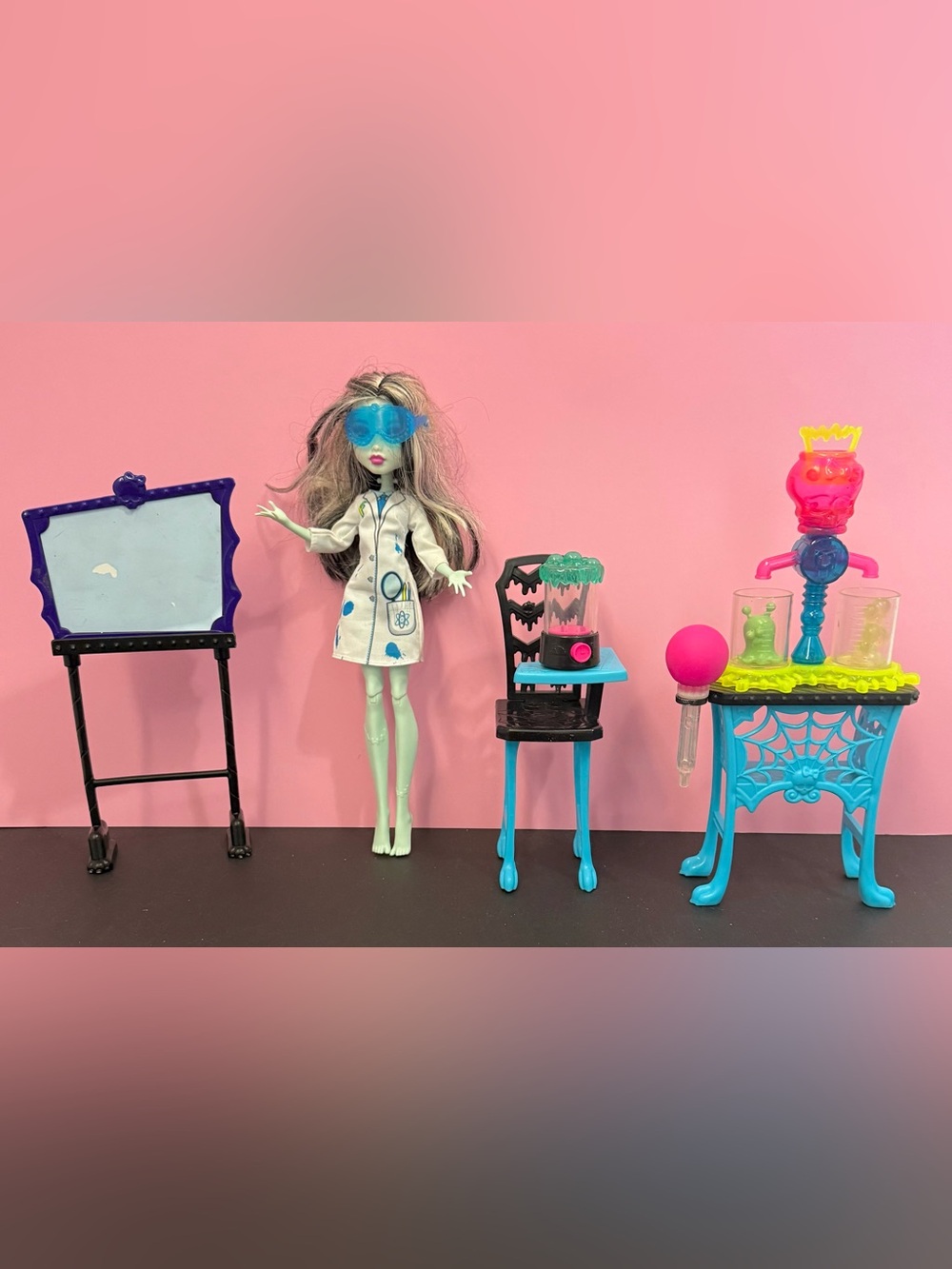 Monster High Skulltimate Science Class Playset Frankie Stein Doll Mattel
